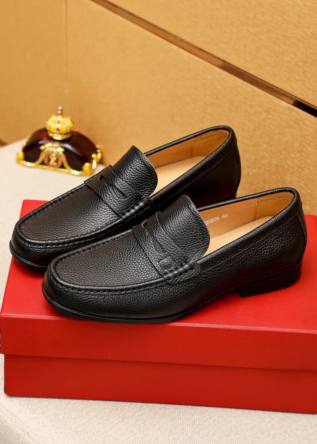 Men's shoes 💰480 💐 Product trademark: Ferragamo "Ferragamo" casual leather shoes Regular size: 38-44 (45🉑️customized) Product materials: Selected imported first-layer pebbled cowhide leather upper, imported water-dyed cowhide leather lining. Strong three-dimensional visual effect, original outsole color: 3⃣️seed leather materials available